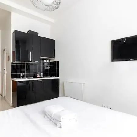 Апартаменты Canal St Martin Tesson Charming Cosy Studio 2p Париж